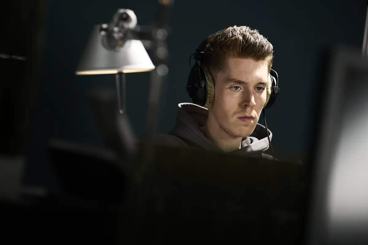 Mitarbeiter von Hirschmeier Media bei der Entwicklung am Bildschirm im Studio in Bielefeld
